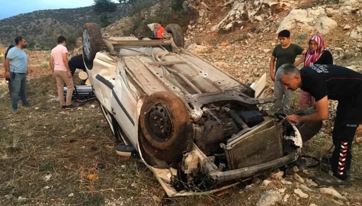 Bucak’ta yağış nedeniyle otomobil şarampole devrildi, 2 kişi yaralandı