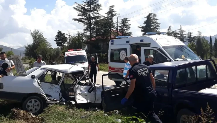 Bucak’ta Kamyonet ile Otomobil Çarpıştı: 3 Yaralı