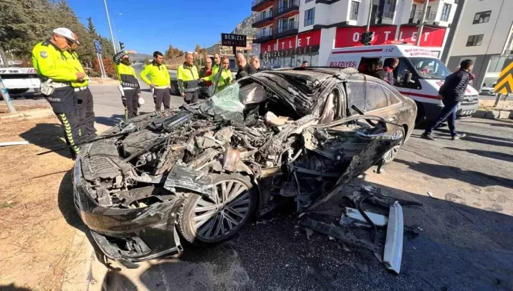 Bucak’ta Kırmızı Işık İhlali Sonrası Trafik Kazası: 4 Yaralı